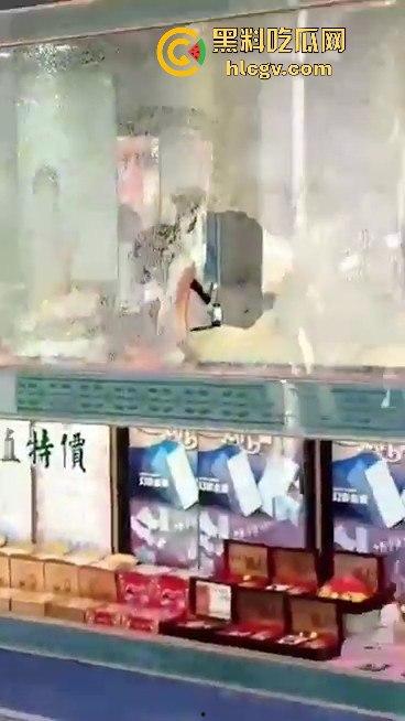 台东银楼持榔头抢劫！狂砸玻璃想抢钱，路过大妈勇拉抢匪配合路人压制，40岁抢匪瞬间被擒！  第1张