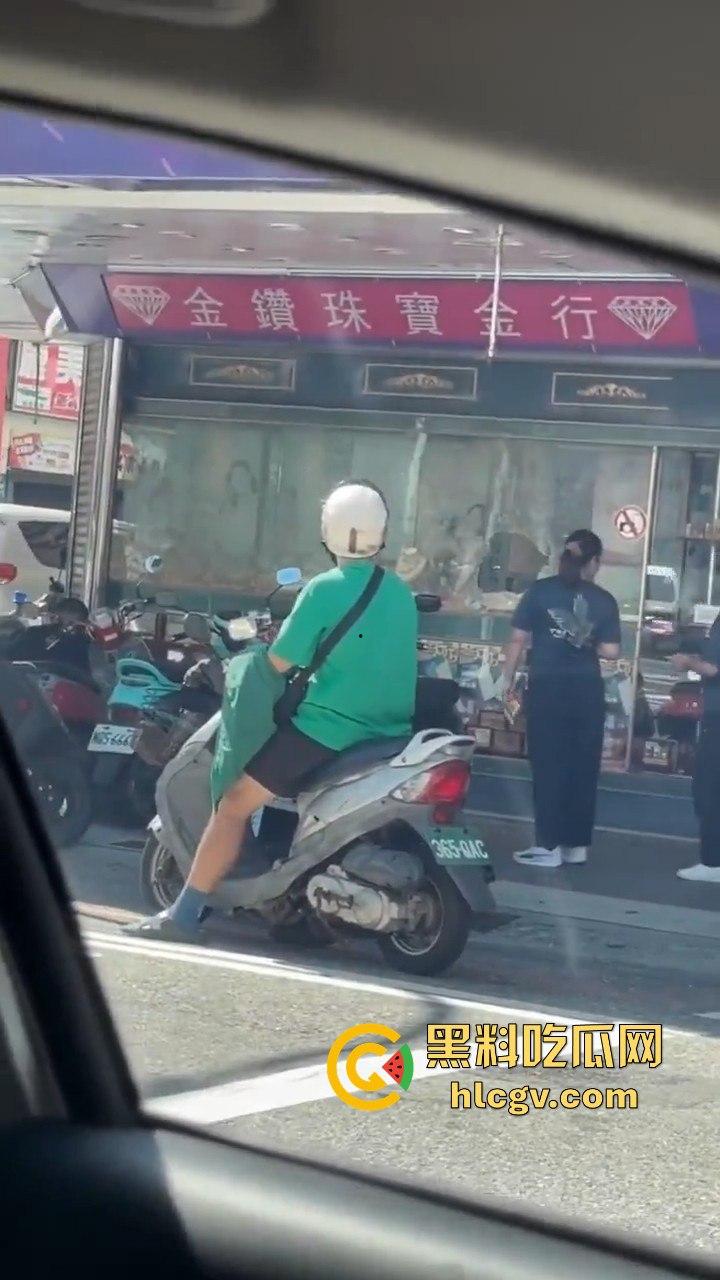 台东银楼持榔头抢劫！狂砸玻璃想抢钱，路过大妈勇拉抢匪配合路人压制，40岁抢匪瞬间被擒！  第2张