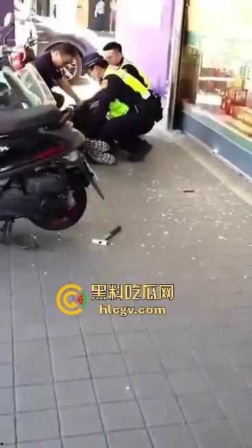 台东银楼持榔头抢劫！狂砸玻璃想抢钱，路过大妈勇拉抢匪配合路人压制，40岁抢匪瞬间被擒！  第4张
