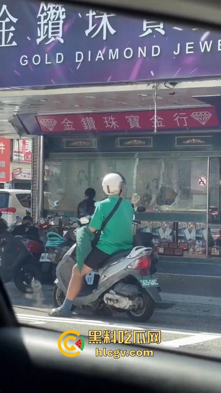 台东银楼持榔头抢劫！狂砸玻璃想抢钱，路过大妈勇拉抢匪配合路人压制，40岁抢匪瞬间被擒！  第5张