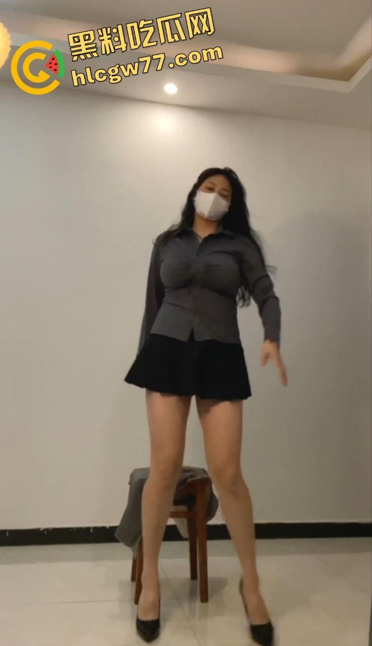 表姐骚片直怼上司，情趣制服露脸给表弟看，这是升职还是乱伦局？  第1张