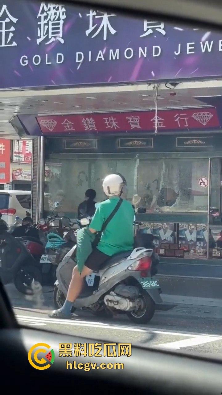台东银楼持榔头抢劫！狂砸玻璃想抢钱，路过大妈勇拉抢匪配合路人压制，40岁抢匪瞬间被擒！  第6张
