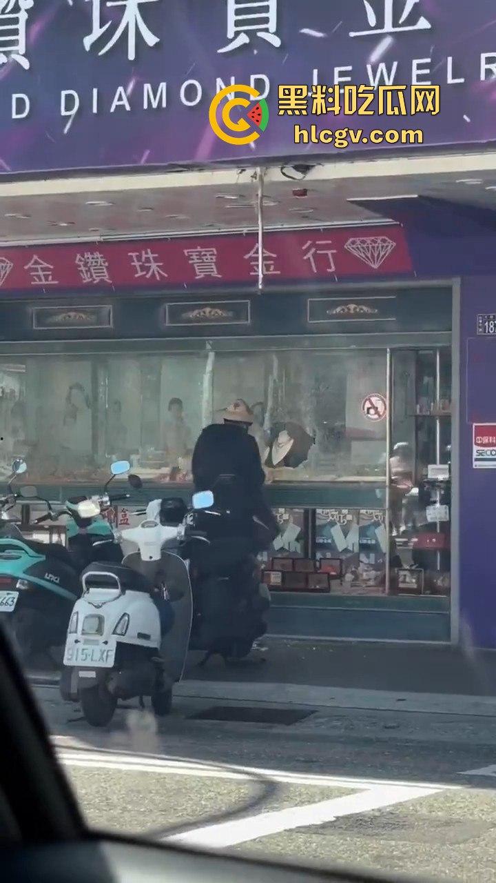 台东银楼持榔头抢劫！狂砸玻璃想抢钱，路过大妈勇拉抢匪配合路人压制，40岁抢匪瞬间被擒！  第7张