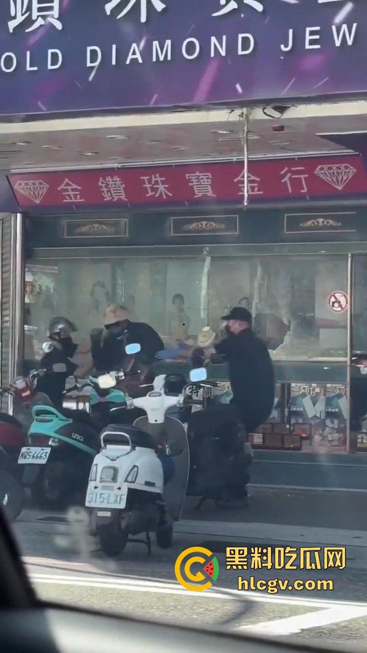 台东银楼持榔头抢劫！狂砸玻璃想抢钱，路过大妈勇拉抢匪配合路人压制，40岁抢匪瞬间被擒！  第8张