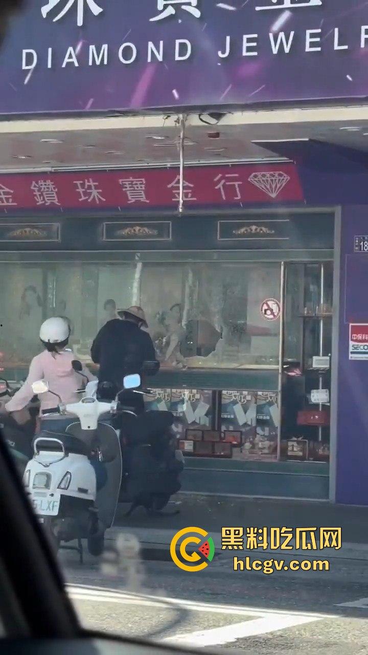 台东银楼持榔头抢劫！狂砸玻璃想抢钱，路过大妈勇拉抢匪配合路人压制，40岁抢匪瞬间被擒！  第9张