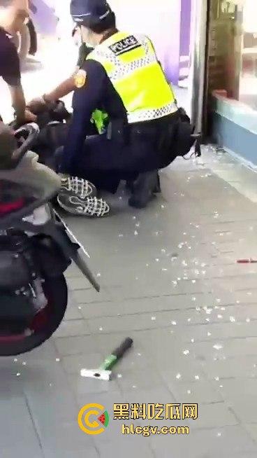 台东银楼持榔头抢劫！狂砸玻璃想抢钱，路过大妈勇拉抢匪配合路人压制，40岁抢匪瞬间被擒！  第10张