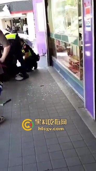 台东银楼持榔头抢劫！狂砸玻璃想抢钱，路过大妈勇拉抢匪配合路人压制，40岁抢匪瞬间被擒！  第11张