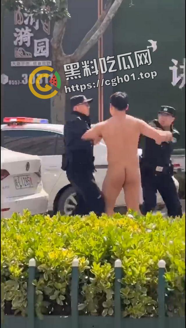 宿州市区内肌肉男裸奔 一人大战三名警察 路人都喊好 前排吃瓜直达 第1张 宿州市区内肌肉男裸奔 一人大战三名警察 路人都喊好 前排吃瓜直达 第1张