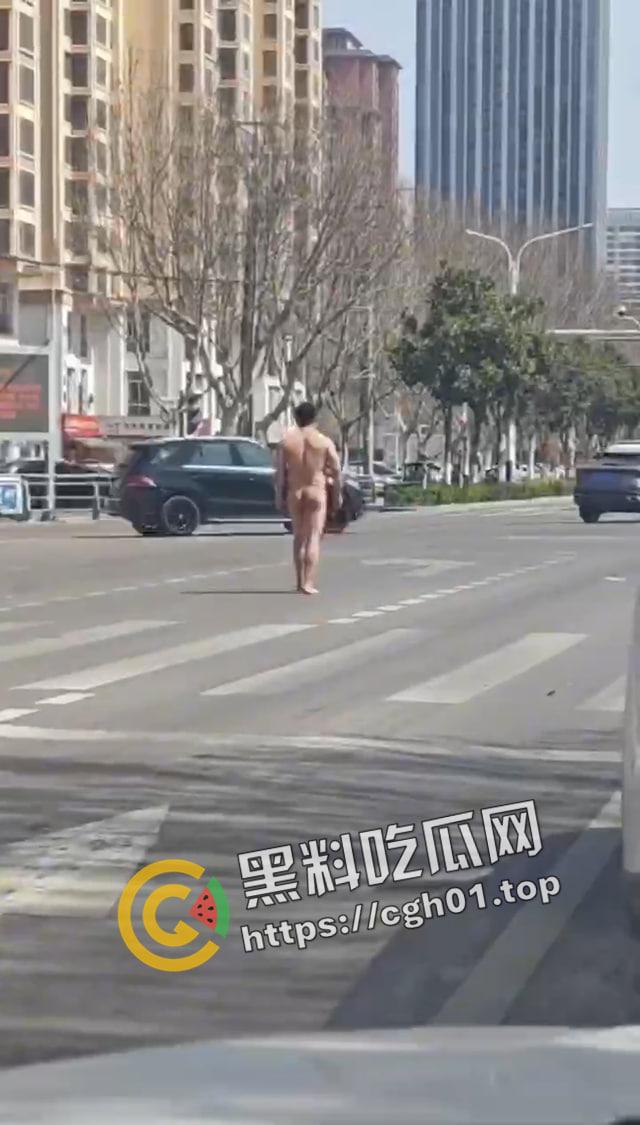 宿州市区内肌肉男裸奔 一人大战三名警察 路人都喊好 前排吃瓜直达 第2张 宿州市区内肌肉男裸奔 一人大战三名警察 路人都喊好 前排吃瓜直达 第2张