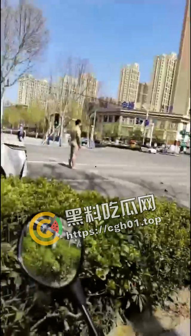 宿州市区内肌肉男裸奔 一人大战三名警察 路人都喊好 前排吃瓜直达 第3张 宿州市区内肌肉男裸奔 一人大战三名警察 路人都喊好 前排吃瓜直达 第3张