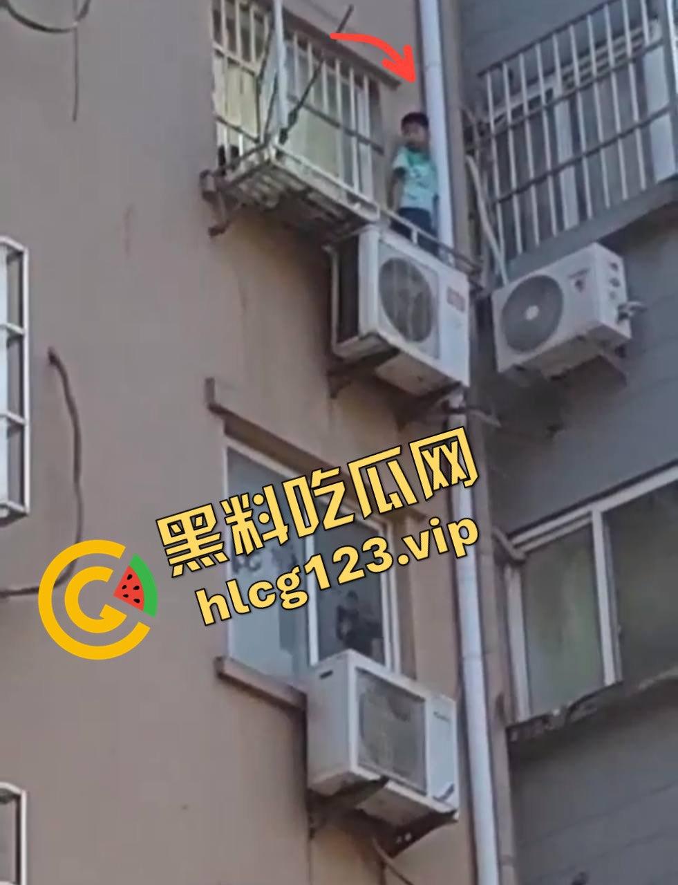 孩子悬挂空调外机，家长还在动手！这算不算故意伤人？这是把自己孩子当老王打？  第1张