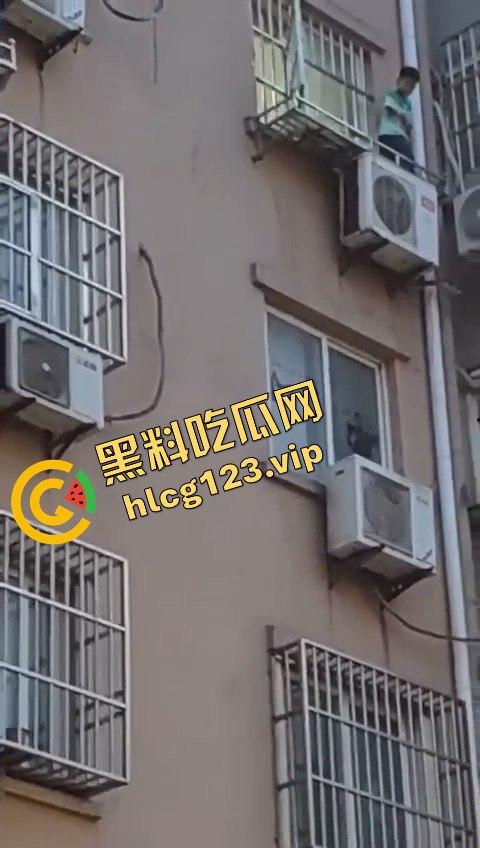 孩子悬挂空调外机，家长还在动手！这算不算故意伤人？这是把自己孩子当老王打？  第3张