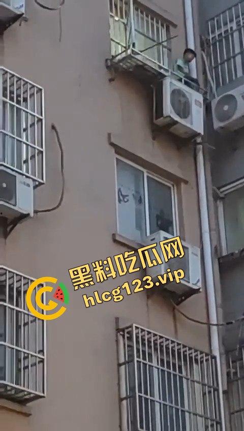 孩子悬挂空调外机，家长还在动手！这算不算故意伤人？这是把自己孩子当老王打？  第4张