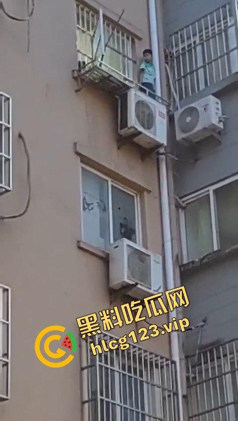 孩子悬挂空调外机，家长还在动手！这算不算故意伤人？这是把自己孩子当老王打？  第5张