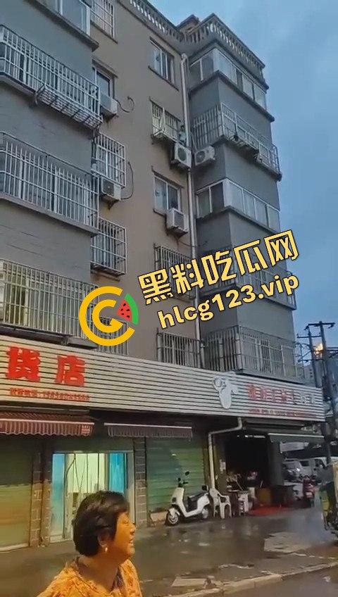 孩子悬挂空调外机，家长还在动手！这算不算故意伤人？这是把自己孩子当老王打？  第6张