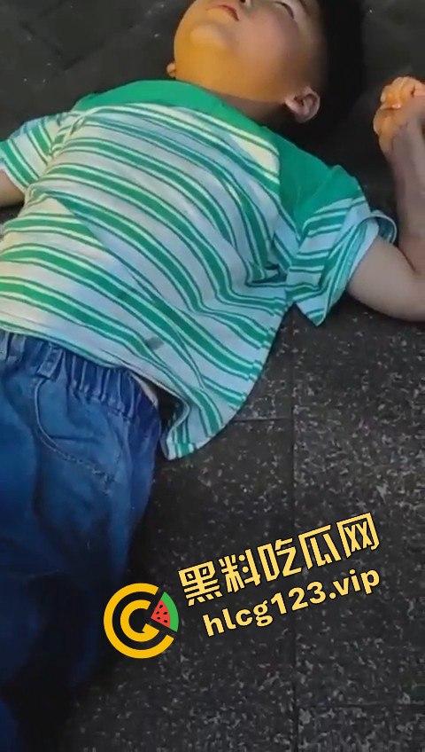 孩子悬挂空调外机，家长还在动手！这算不算故意伤人？这是把自己孩子当老王打？  第8张