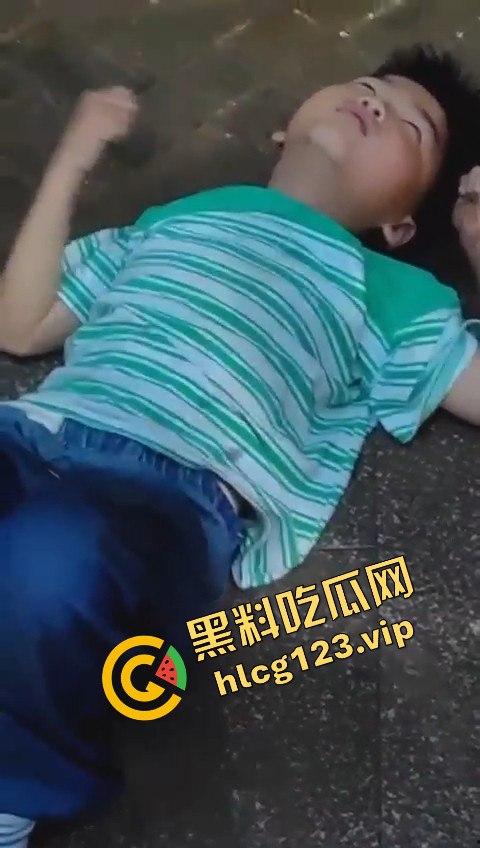孩子悬挂空调外机，家长还在动手！这算不算故意伤人？这是把自己孩子当老王打？  第9张