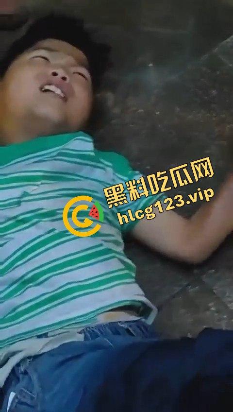 孩子悬挂空调外机，家长还在动手！这算不算故意伤人？这是把自己孩子当老王打？  第10张