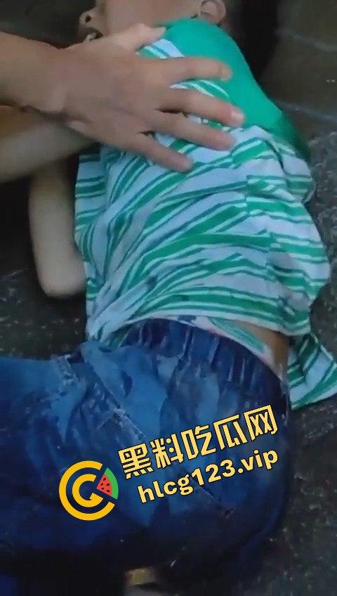 孩子悬挂空调外机，家长还在动手！这算不算故意伤人？这是把自己孩子当老王打？  第11张