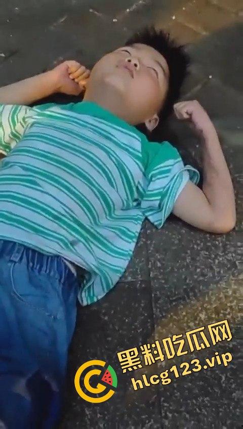 孩子悬挂空调外机，家长还在动手！这算不算故意伤人？这是把自己孩子当老王打？  第12张