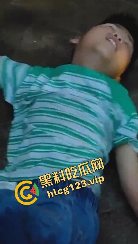 孩子悬挂空调外机，家长还在动手！这算不算故意伤人？这是把自己孩子当老王打？  第13张