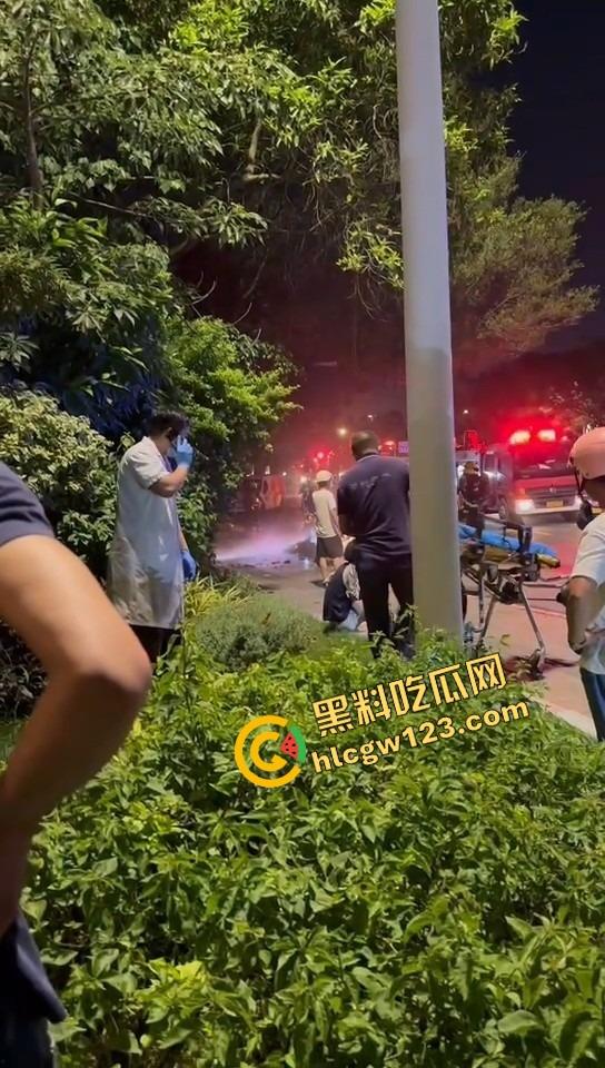 女骑电摩骑出火力全开模式，车子骑着骑着自燃直接把裤子烧没了，当场草地打滚成辣妹火焰鸡！  第2张