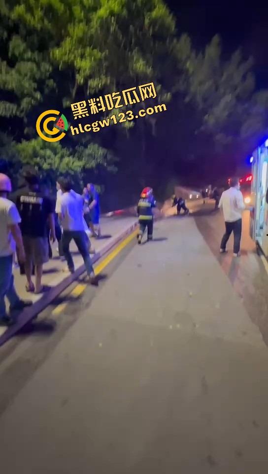 女骑电摩骑出火力全开模式，车子骑着骑着自燃直接把裤子烧没了，当场草地打滚成辣妹火焰鸡！  第8张