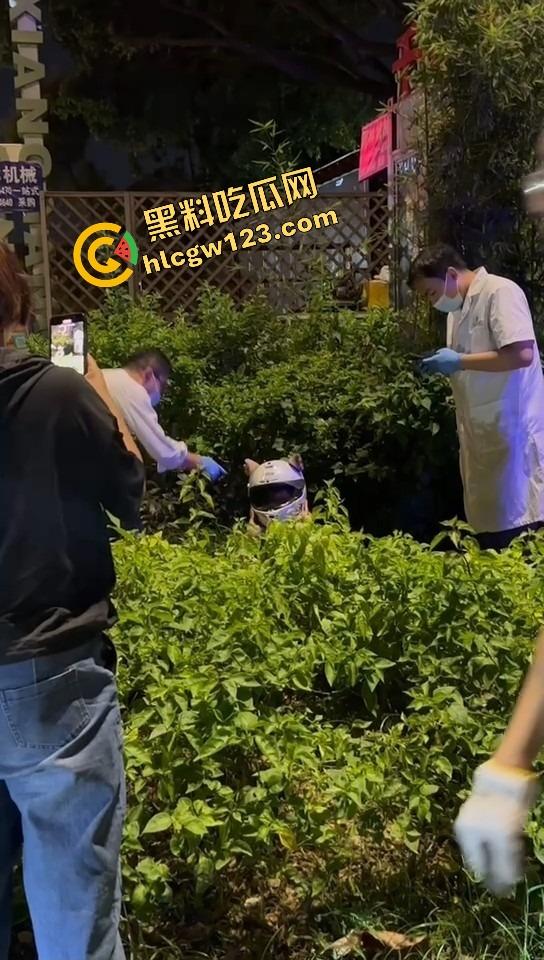 女骑电摩骑出火力全开模式，车子骑着骑着自燃直接把裤子烧没了，当场草地打滚成辣妹火焰鸡！  第9张