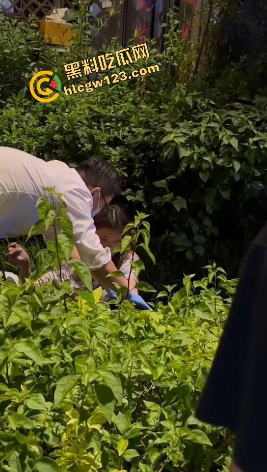 女骑电摩骑出火力全开模式，车子骑着骑着自燃直接把裤子烧没了，当场草地打滚成辣妹火焰鸡！  第10张