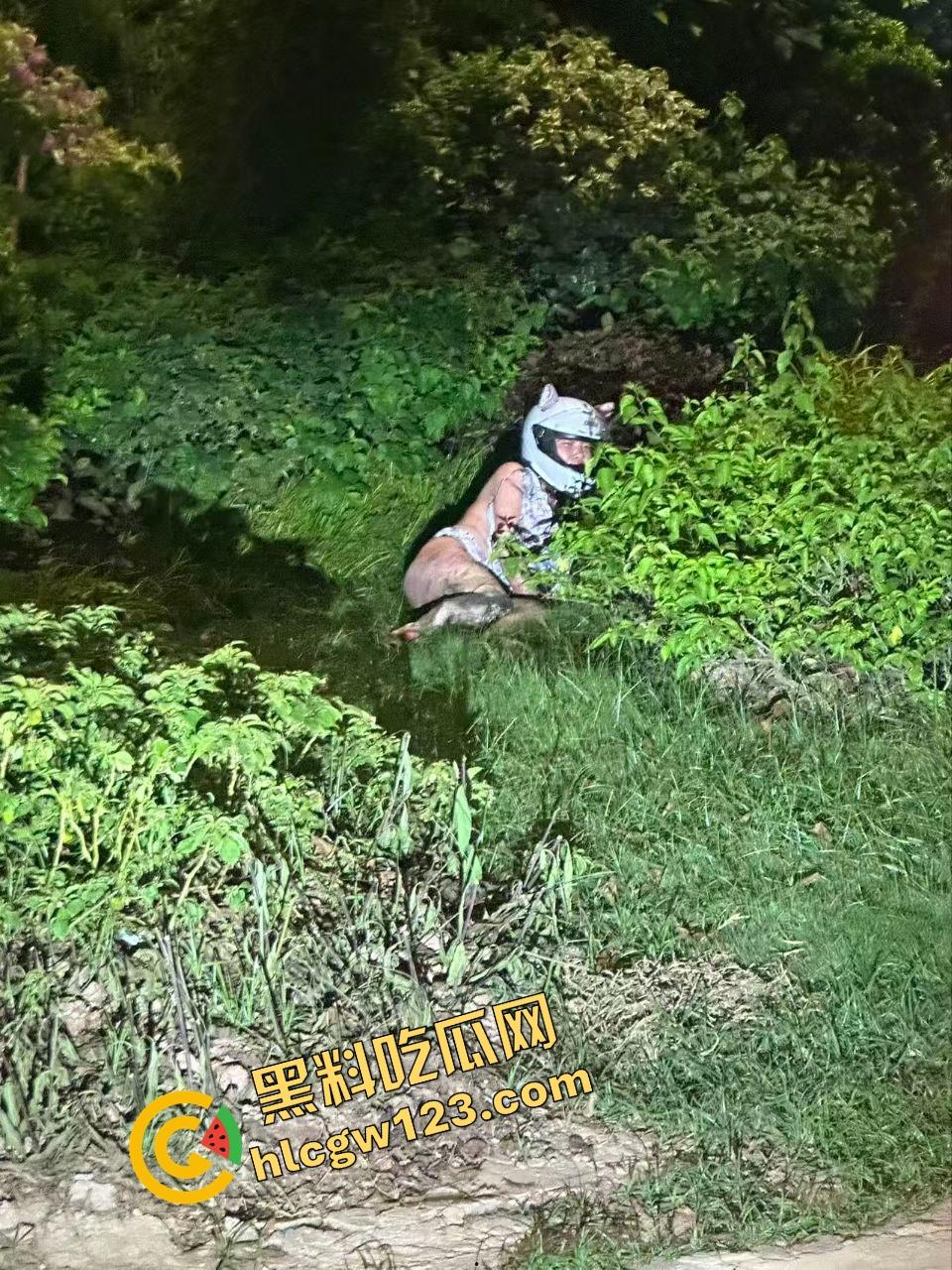 女骑电摩骑出火力全开模式，车子骑着骑着自燃直接把裤子烧没了，当场草地打滚成辣妹火焰鸡！  第12张