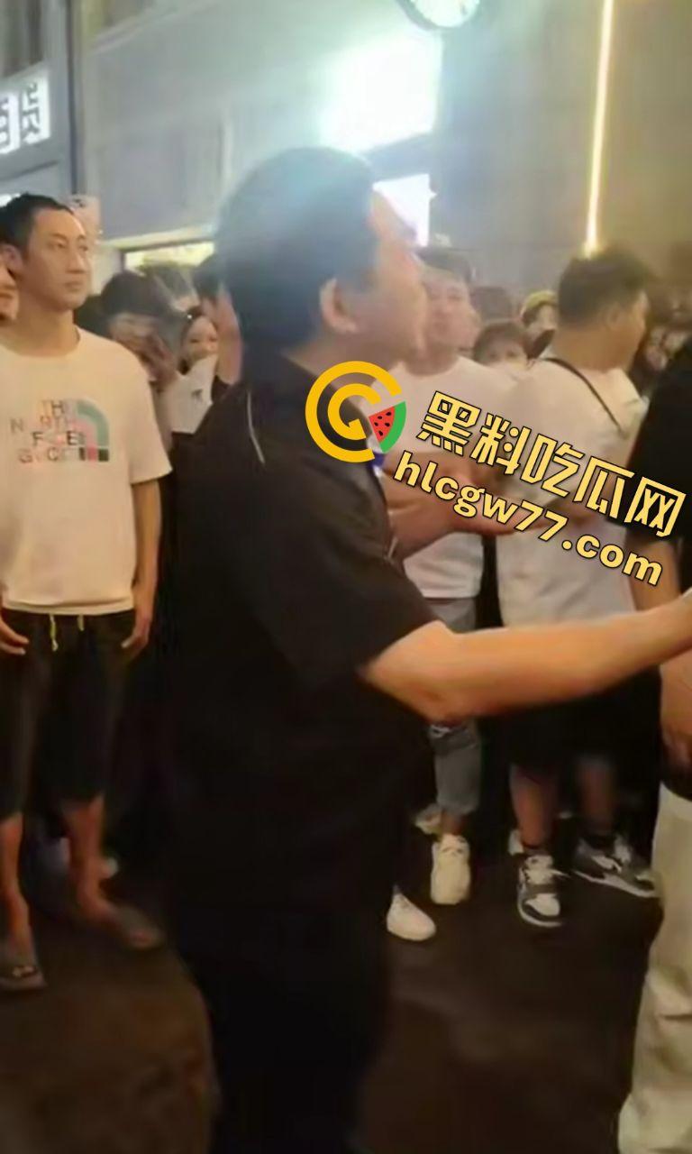 武汉街头“猥琐爷爷”偷拍少女！七旬老汉变态狂拍，嚣张叫嚣“本地人怕啥”，肖像权被踩脚下！  第1张