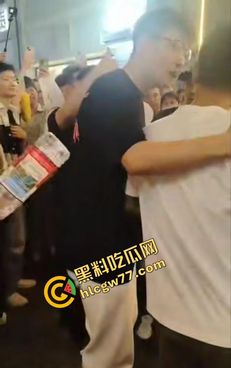 武汉街头“猥琐爷爷”偷拍少女！七旬老汉变态狂拍，嚣张叫嚣“本地人怕啥”，肖像权被踩脚下！  第2张