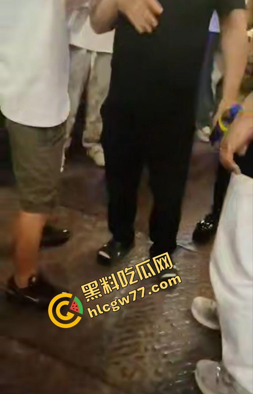 武汉街头“猥琐爷爷”偷拍少女！七旬老汉变态狂拍，嚣张叫嚣“本地人怕啥”，肖像权被踩脚下！  第3张