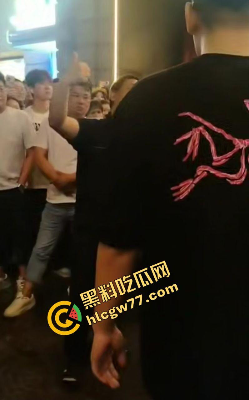 武汉街头“猥琐爷爷”偷拍少女！七旬老汉变态狂拍，嚣张叫嚣“本地人怕啥”，肖像权被踩脚下！  第4张