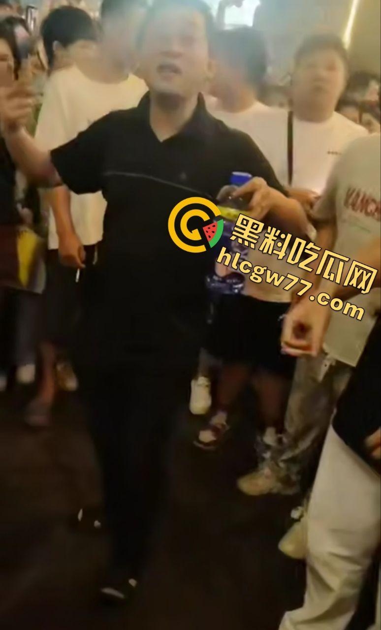 武汉街头“猥琐爷爷”偷拍少女！七旬老汉变态狂拍，嚣张叫嚣“本地人怕啥”，肖像权被踩脚下！  第5张