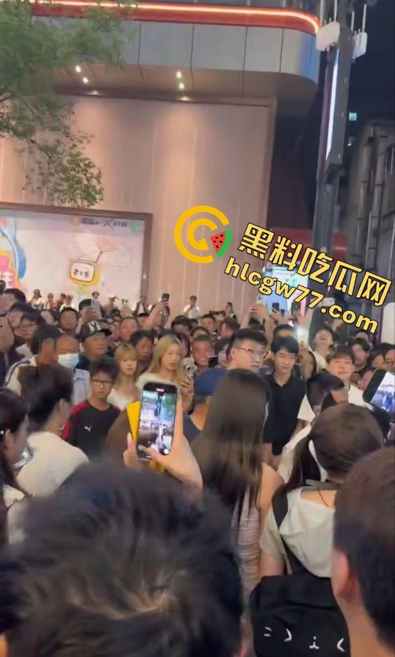 武汉街头“猥琐爷爷”偷拍少女！七旬老汉变态狂拍，嚣张叫嚣“本地人怕啥”，肖像权被踩脚下！  第7张