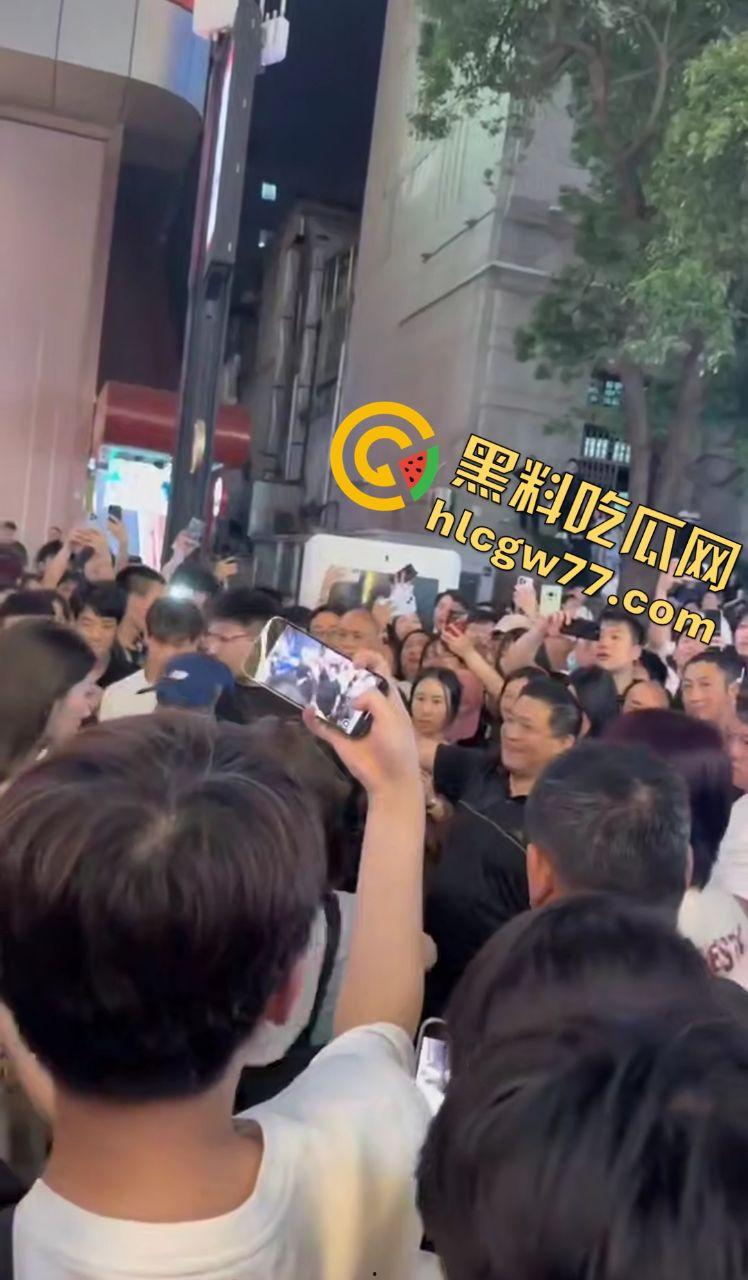 武汉街头“猥琐爷爷”偷拍少女！七旬老汉变态狂拍，嚣张叫嚣“本地人怕啥”，肖像权被踩脚下！  第8张