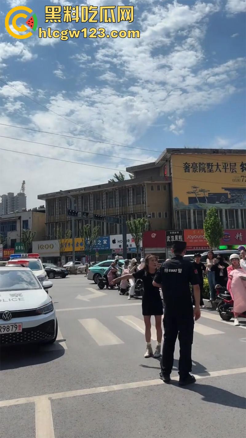 山东菏泽网红【玲玲宝贝】，因违停被贴罚单，爬上警车高声吼叫，拒不配合最终被强制带离现场！  第3张