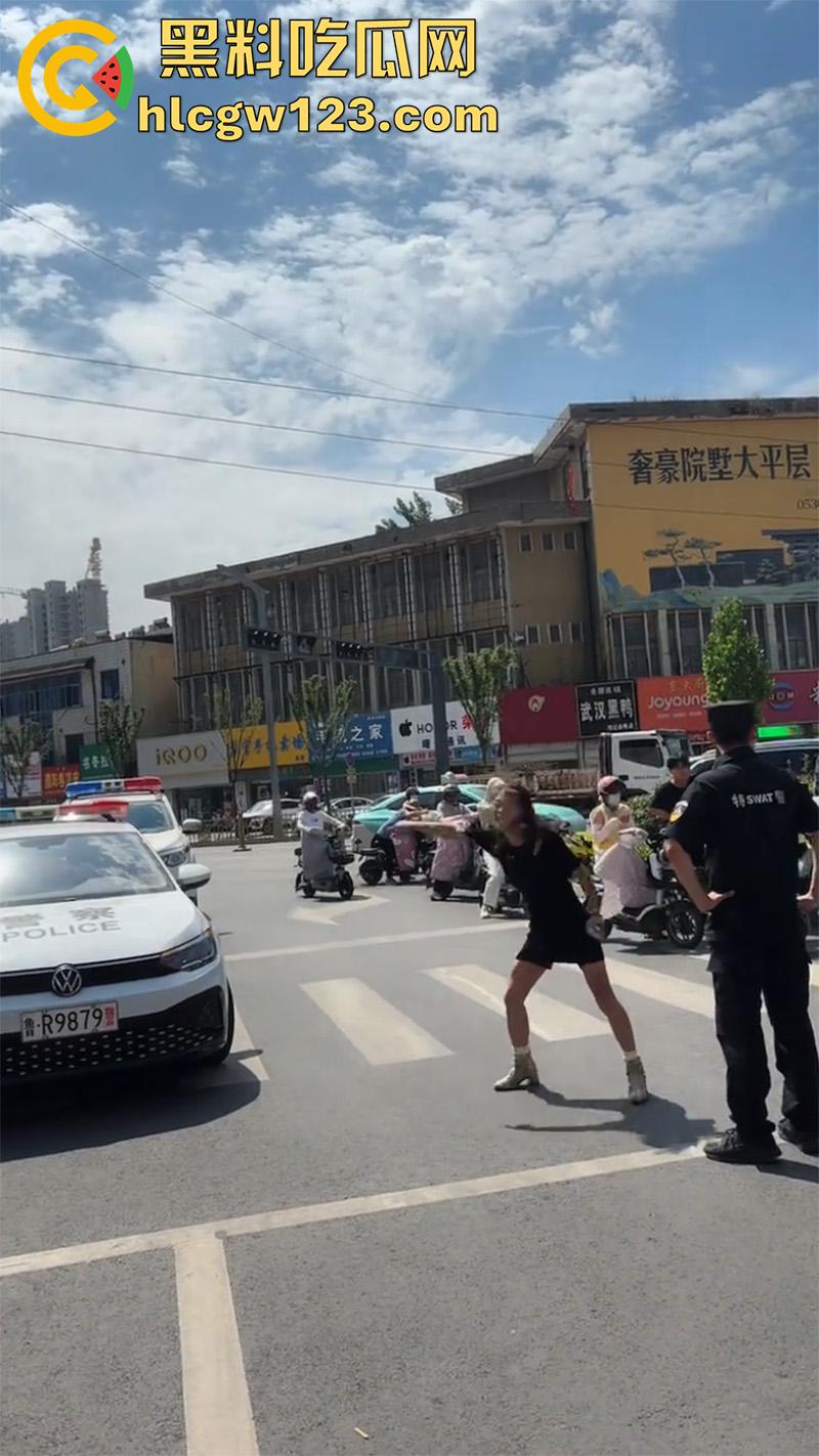 山东菏泽网红【玲玲宝贝】，因违停被贴罚单，爬上警车高声吼叫，拒不配合最终被强制带离现场！  第4张