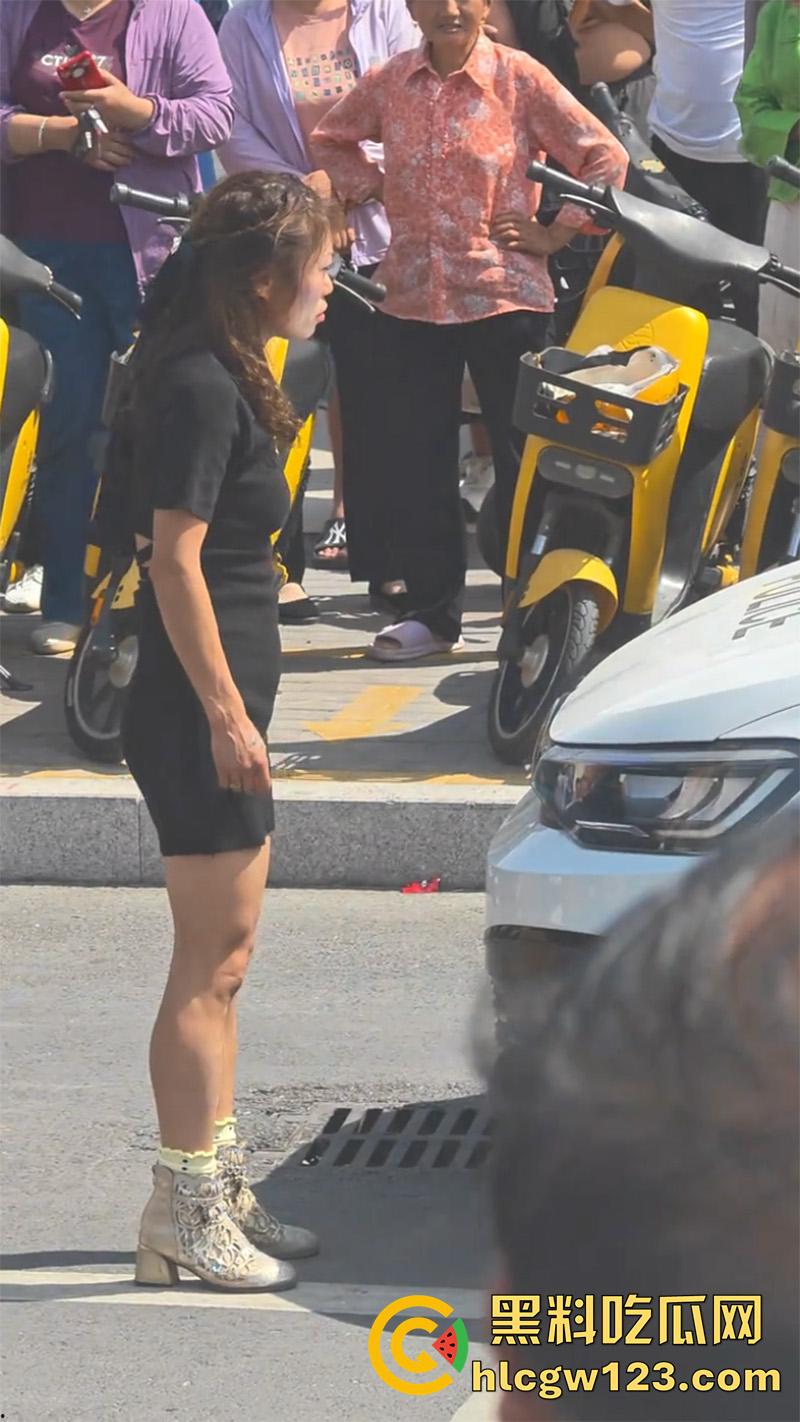 山东菏泽网红【玲玲宝贝】，因违停被贴罚单，爬上警车高声吼叫，拒不配合最终被强制带离现场！  第5张