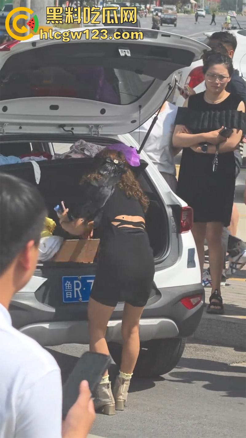 山东菏泽网红【玲玲宝贝】，因违停被贴罚单，爬上警车高声吼叫，拒不配合最终被强制带离现场！  第6张