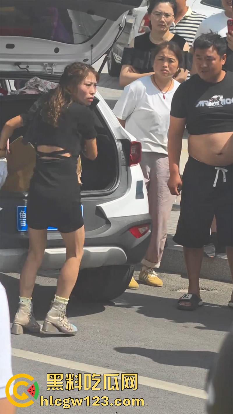 山东菏泽网红【玲玲宝贝】，因违停被贴罚单，爬上警车高声吼叫，拒不配合最终被强制带离现场！  第7张