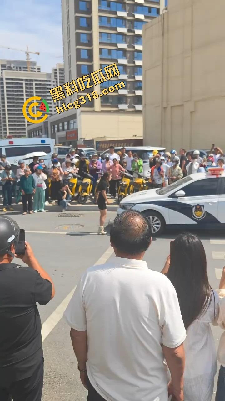 山东菏泽违停被贴条不服还爬警车狂吼，网红『玲玲宝贝』在线上演癫婆斗交警！  第3张