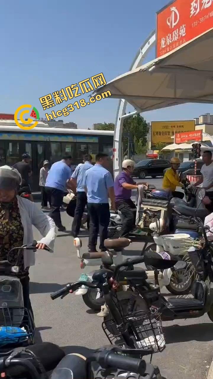 山东菏泽违停被贴条不服还爬警车狂吼，网红『玲玲宝贝』在线上演癫婆斗交警！  第6张