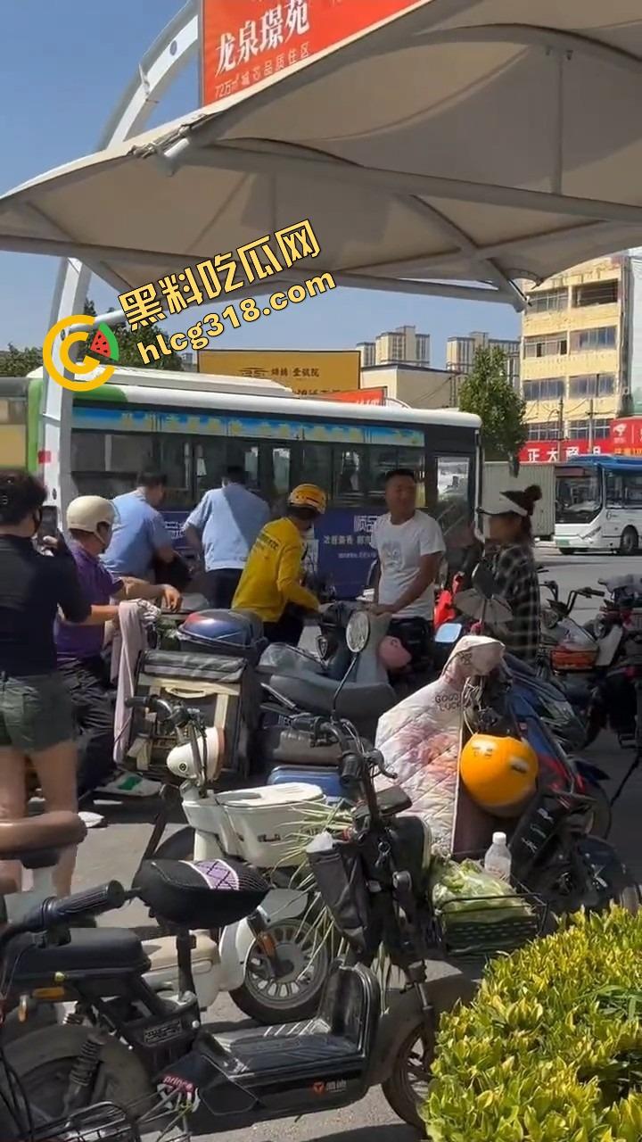 山东菏泽违停被贴条不服还爬警车狂吼，网红『玲玲宝贝』在线上演癫婆斗交警！  第7张