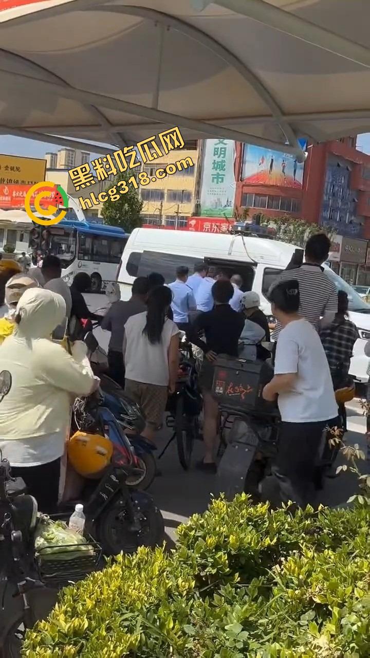 山东菏泽违停被贴条不服还爬警车狂吼，网红『玲玲宝贝』在线上演癫婆斗交警！  第8张