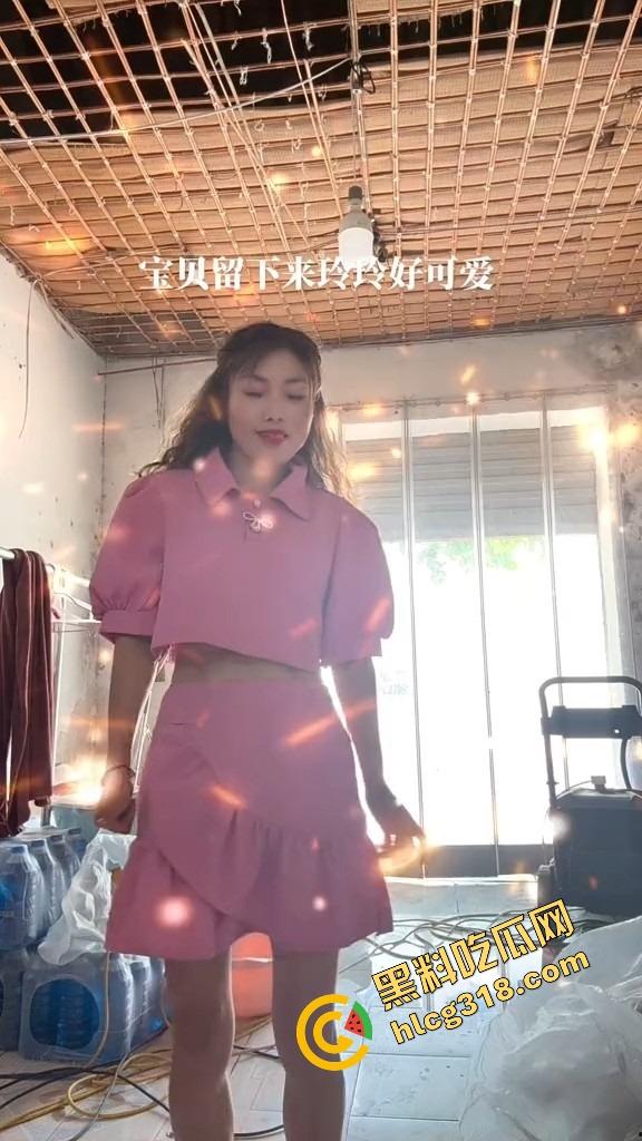 山东菏泽违停被贴条不服还爬警车狂吼，网红『玲玲宝贝』在线上演癫婆斗交警！  第9张