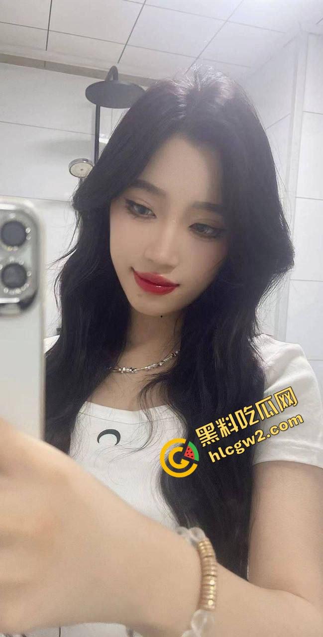 佛山985女反差学生妹【宁丹琪】沦为酒吧舞女 见单男就发露奶自拍 开房猛操贼淫荡！独家流出！  第3张