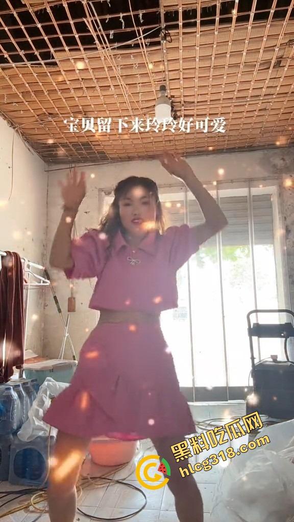 山东菏泽违停被贴条不服还爬警车狂吼，网红『玲玲宝贝』在线上演癫婆斗交警！  第10张