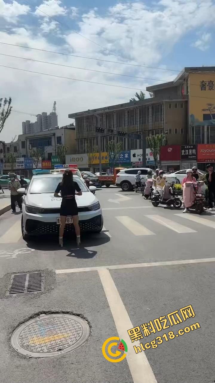 山东菏泽违停被贴条不服还爬警车狂吼，网红『玲玲宝贝』在线上演癫婆斗交警！  第12张